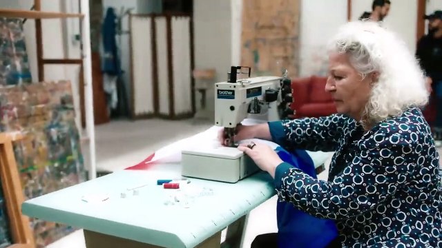 Bigflo et Oli interprètent Sacré bordel en live