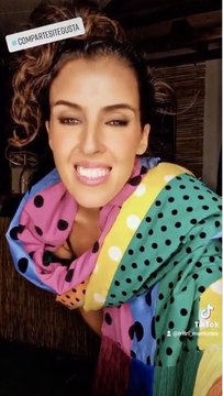 Patricia, de Tri Tri Mantones, muestra el echarpe LGTBI que diseñó para María del Monte