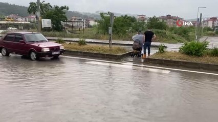Bartın'da sağanak yağmur etkili oldu, yollar göle döndü