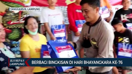 Berbagi Bingkisan di Hari Jadi ke-76 Bhayangkara