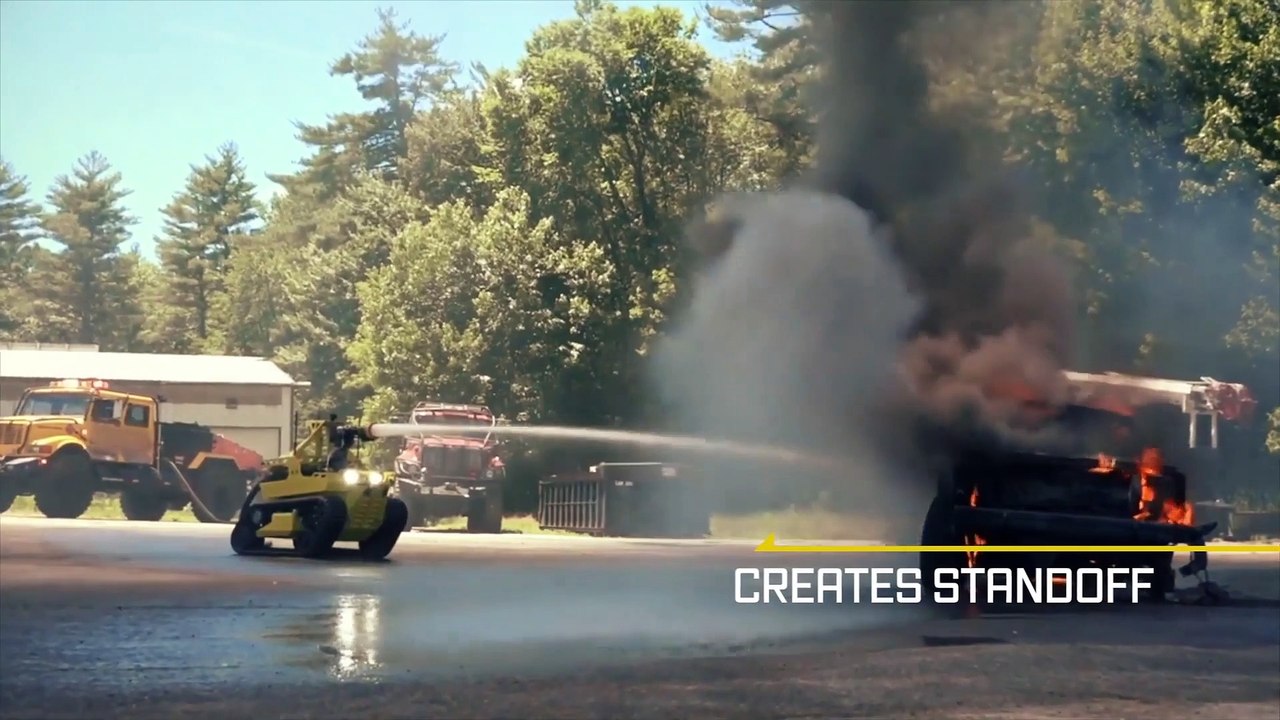 Il robot diventa un vigile del fuoco. Si getta nelle fiamme e sposta le auto accartocciate