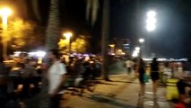 Gente en la playa de Barcelona durante la verbena de Sant Joan
