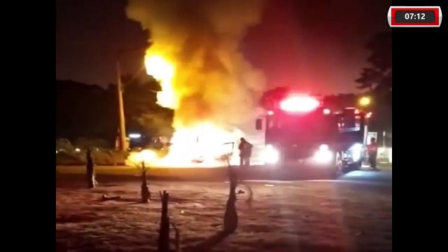 CARRO FICA COMPLETAMENTE DESTRUÍDO APÓS PEGAR FOGO NO PARQUE DOS SERVIDORES, EM RIBEIRÃO PRETO