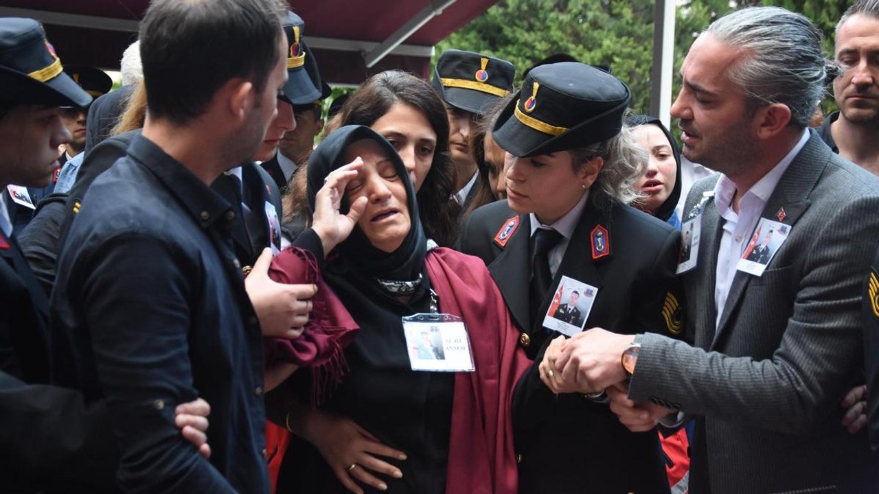 Şehit oğlunu asker selamıyla uğurlayan anne: Hakkımı sana helal ettim