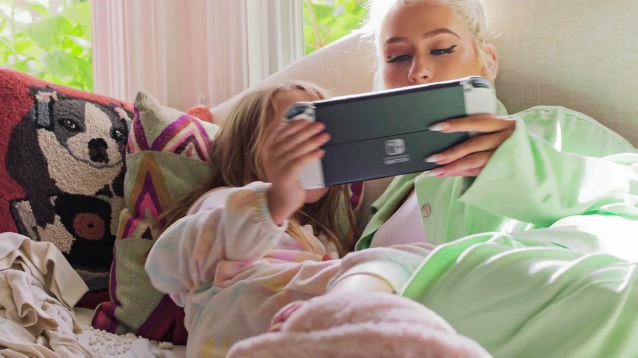 Im neuen Legenden: Arceus-Trailer fängt Christina Aguilera Pokémon