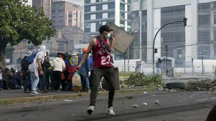 Manifestantes tentam invadir Congresso do Equador