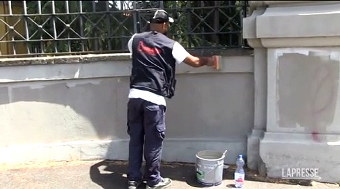 Roma, cancellate le scritte no-vax all'ospedale Spallanzani
