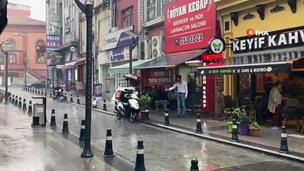 Sağanak yağışa hazırlıksız yakalandılar, dükkanlara sığındılar