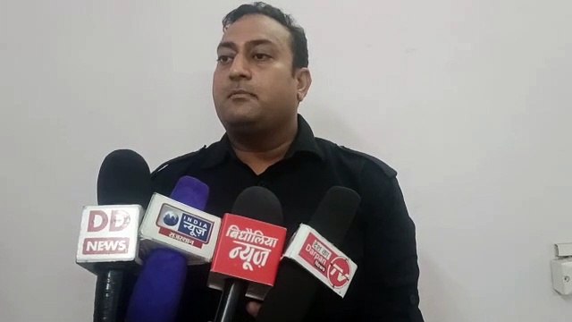 घूसखोर हैड कांस्टेबल को पकड़ कर ले जा रही एसीबी टीम पर हमला...देखें वीडियो