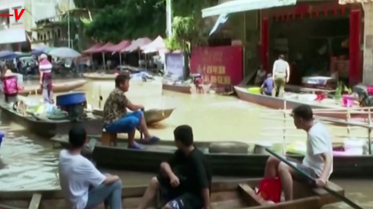 As Flooding Overtakes Chinese City, Forklift Operator Moves Cars to Higher Ground