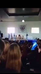 abuchean a funcionaria de educación por usar lenguaje inclusivo durante un discurso