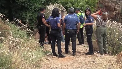 Polise mukavemet edince biber gazı ile etkisiz hale getirilen gençler, hıncını gazetecilerden aldı