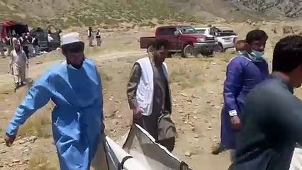 Supervivientes del sismo en Afganistán sufren sin comida ni albergues esperando ayuda