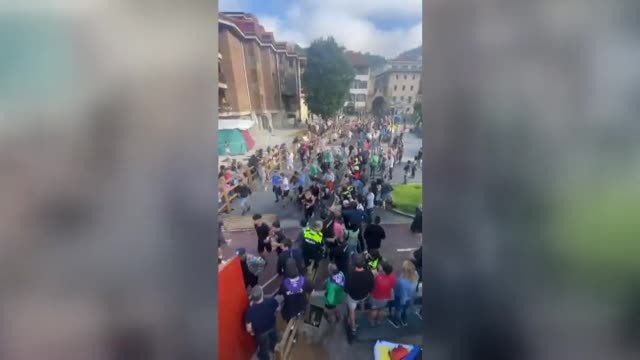 Un tapón deja a decenas de jóvenes atrapados durante el primer encierro de las fiestas de Arrasate