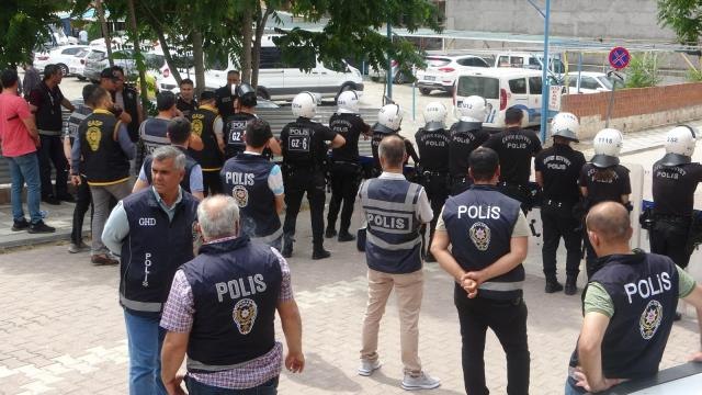 Son dakika haber | Adliyeye sevk edilen cinayet zanlıları taş yağmuruna tutuldu