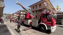 I vigili del fuoco in aiuto di una persona sovrappeso