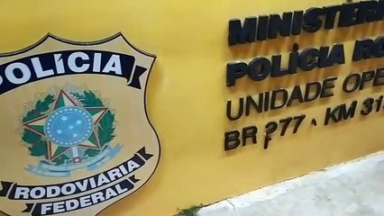 PRF e Receita Federal apreendem três fuzis durante abordagem a ônibus na BR-277