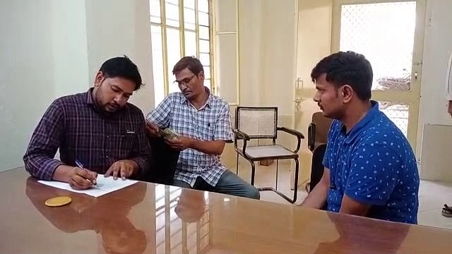 भण्डारण निगम मैनेजर को 10 हजार की रिश्वत लेते रंगे हाथों दबोचा