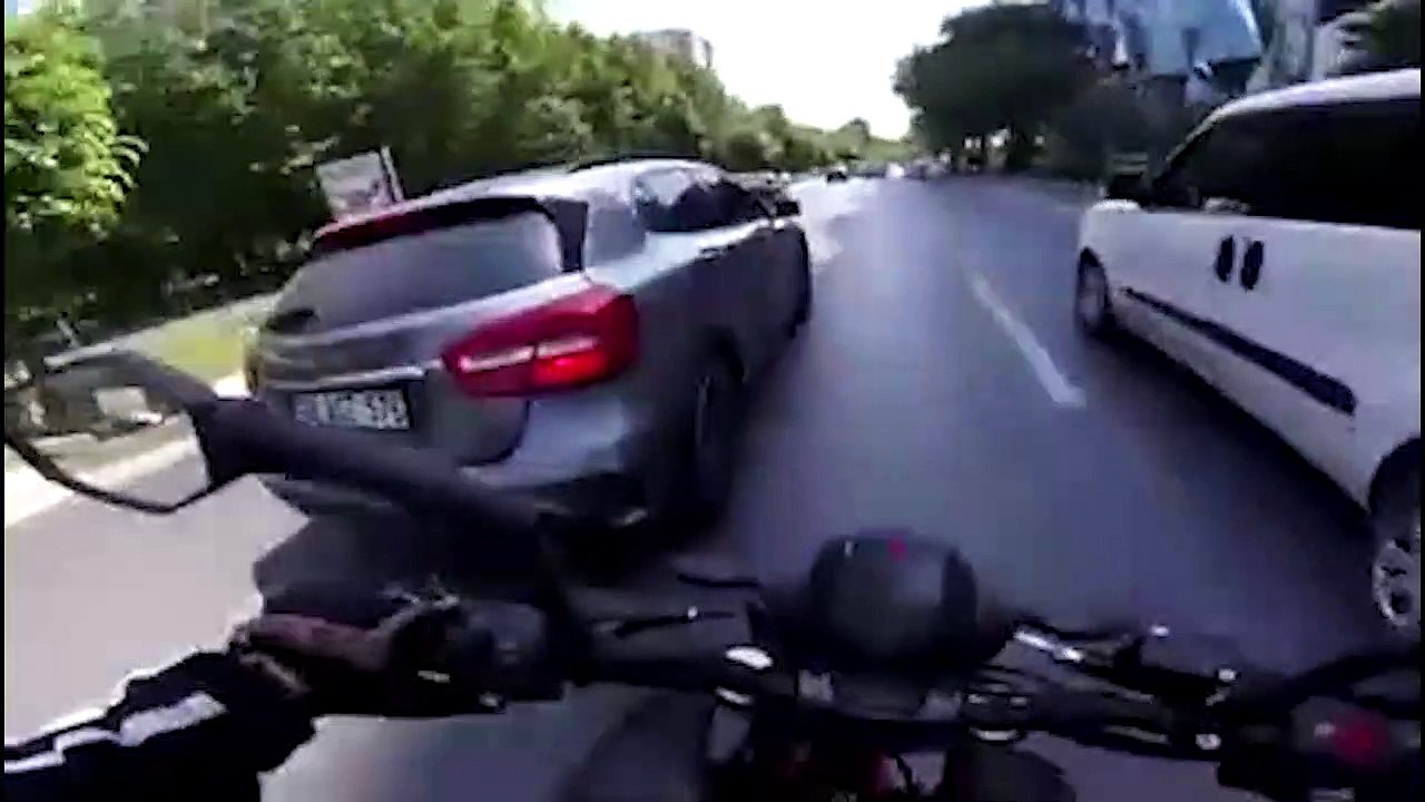Un motard veut faire un constat avec une chauffarde mais des hommes viennent la protéger
