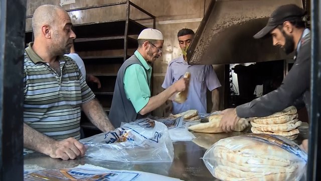 سبب الطوابير أمام المخابز.. لبنان يعاني من نقص الطحين