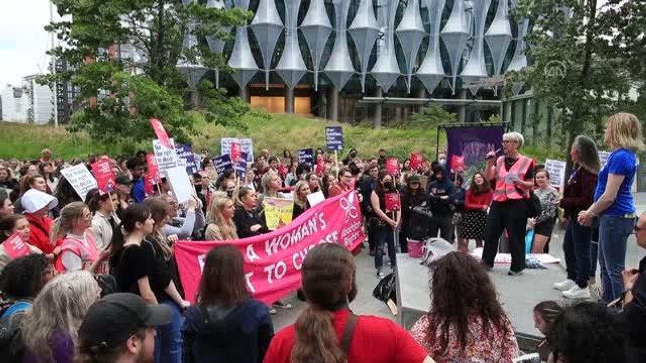 İngiltere'de kadınlar ABD'deki kürtaj yasasını protesto etti