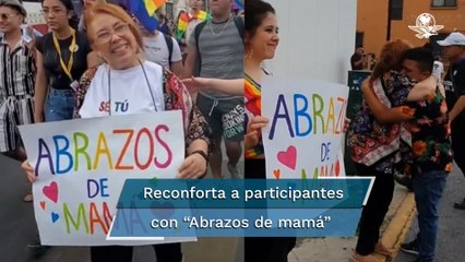 Madre reparte abrazos durante el Pride y se hace viral