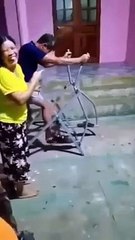 Super lucu, Mau Olahraga Malah terjatuh