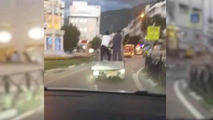 Bursa’da kamyonetin arkasında tehlikeli yolculuk kamerada