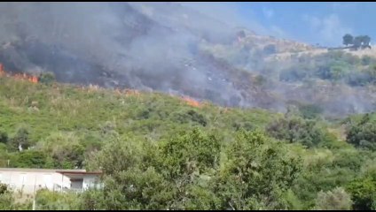 Bruciano le colline intorno a Messina