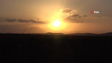 Yüksekova'da güneşin kızıl rengi görsel şölen sundu
