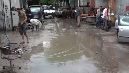 Sağanak yağışın vurduğu Osmaniye'de, sanayi esnafı güne iş yerlerini temizleyerek başladı