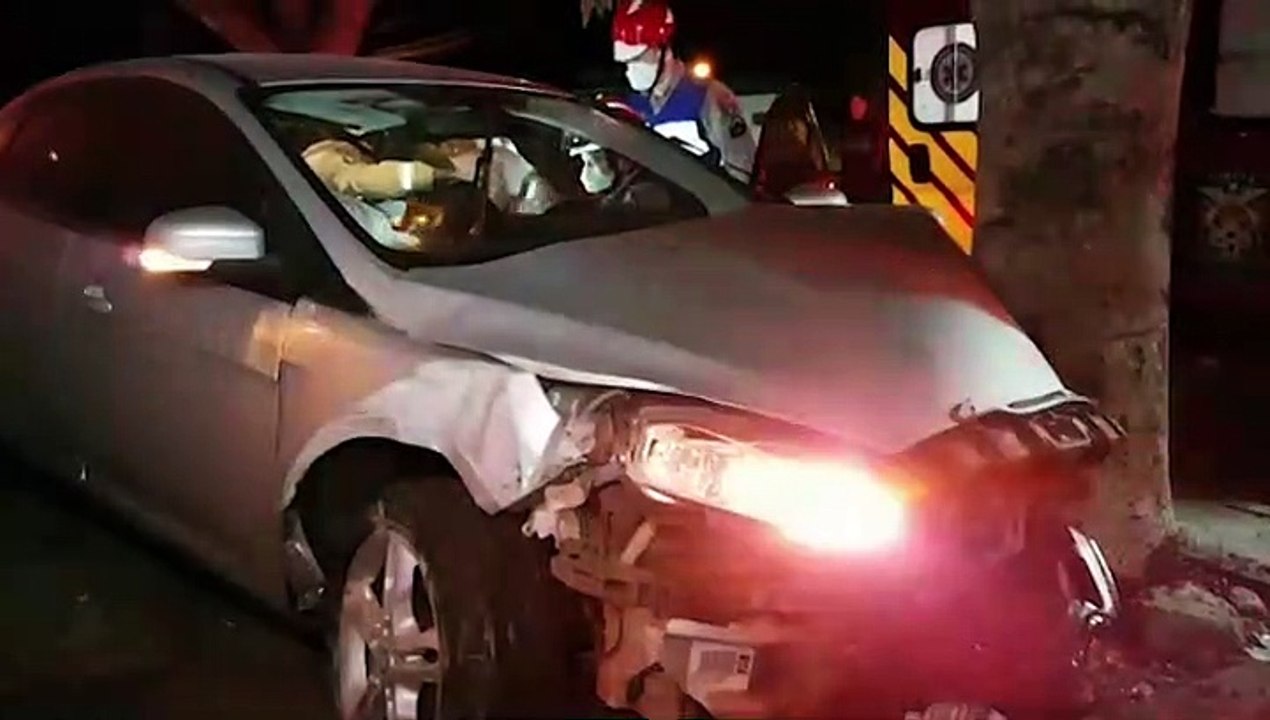 Forte colisão deixa condutor ferido no cruzamento das ruas Fortaleza e Nereu Ramos