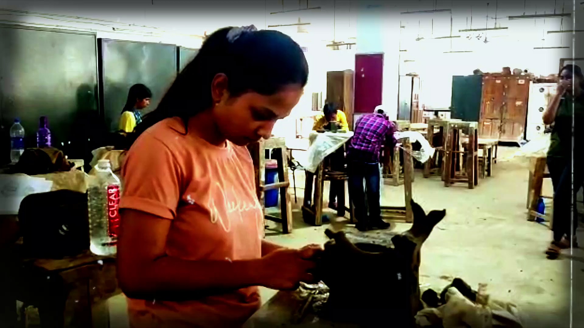 मिनटों में ही मिट्टी से खिलौना बना देते हैं काशी के कलाकार, देश में नई पहचान बना रही BHU के छात्रों की कलाकारी