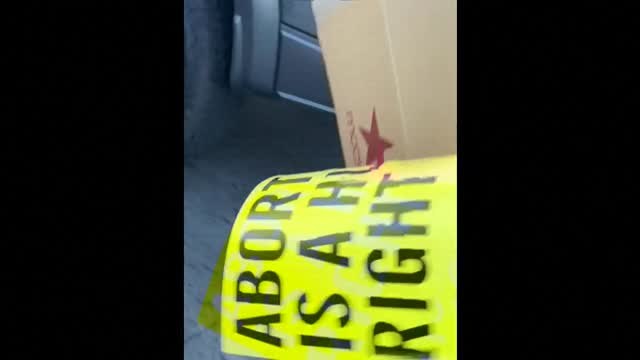 El conductor de una camioneta arrolla a un grupo de manifestantes proaborto en Iowa