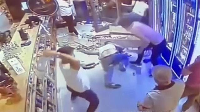 Tekel bayiinde eksik para tartışmasında ortalık karıştı! Kavgayı polis bile zor ayırdı