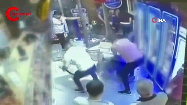 Bağcılar'da tekel bayisinde ortalık karıştı: Feci kavga