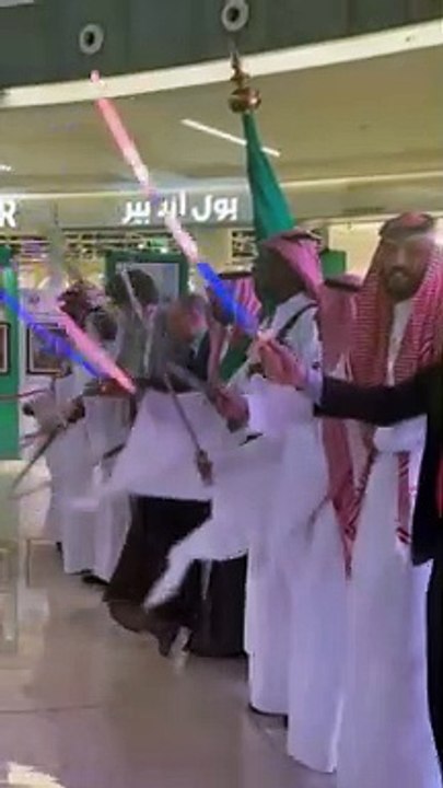 بالفيديو.. القنصل الأمريكي العامّ يؤدي العرضة السعودية في تبوك