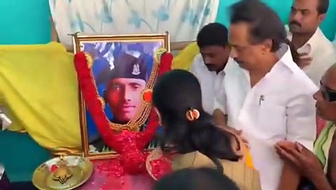 உயிர்நீத்த இராணுவ வீரர் சுப்பிரமணியன் வீட்டுக்கு  மு.க.ஸ்டாலின்,கனிமொழி நேரில் சென்று ஆறுதல் : வீடியோ உள்ளே..!!