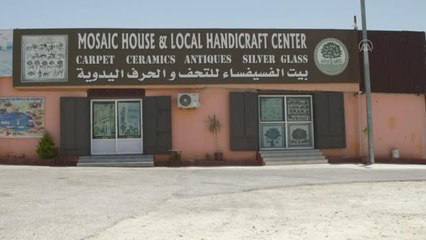 Ürdün'de kolları olmayan genç kadın yaptığı mozaik eserlerle engeline meydan okuyor