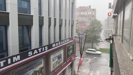 Kısa süreli sağanağa vatandaş hazırlıksız yakalandı