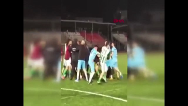 Bu nasıl maç? Futbolcular birbirine girdi, polis biber gazı sıktı