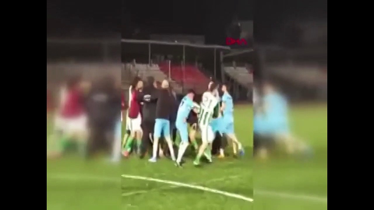 Bu nasıl maç? Futbolcular birbirine girdi, poli...