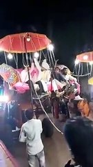 مهندس هندي يحتفل بزفافه على متن جرافة (فيديو)