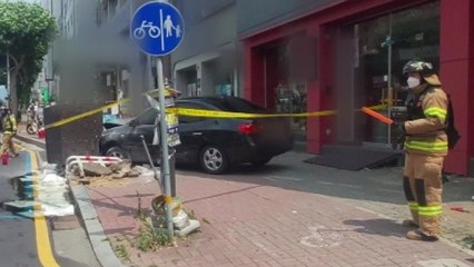 청주에서 승용차가 보행자·변압기 추돌...1명 다치고 일대 단전 / YTN