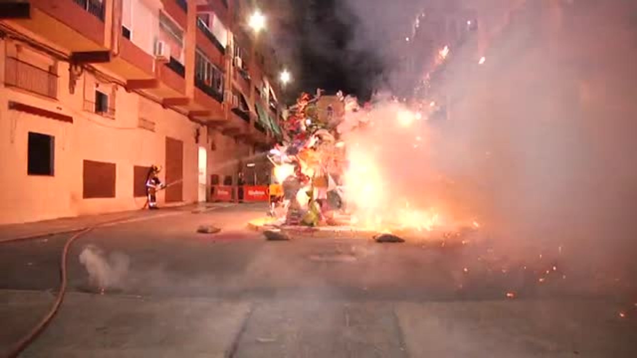 El fuego ocupa su lugar y consume las hogueras de Alicante en una noche muy especial