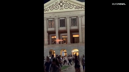 شاهد: إطلاق للغاز وإخلاء مجلس الشيوخ إثر مظاهرة مناهضة لحظر الإجهاض بولاية أريزونا