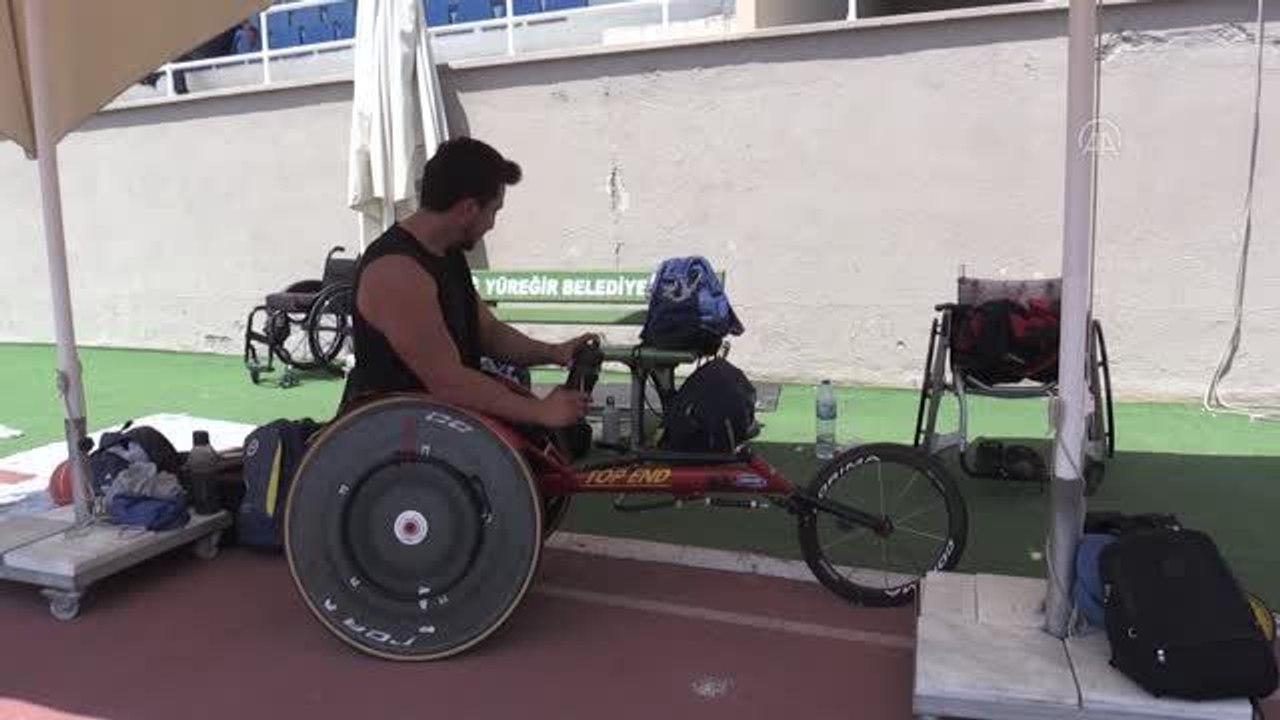 Bilek güreşinde dünya şampiyonu olan paralimpik sporcu, atletizmde başarı istiyor