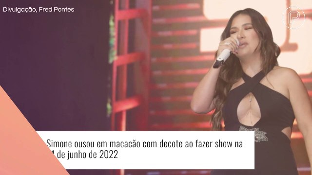 Simone aposta em macacão com decote ousado em novo show sem a irmã, Simaria. Fotos!