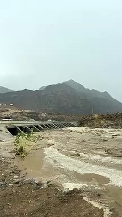 أمطار على مرتفعات جازان تسبّب جريان الأودية والدفاع المدني يحذر