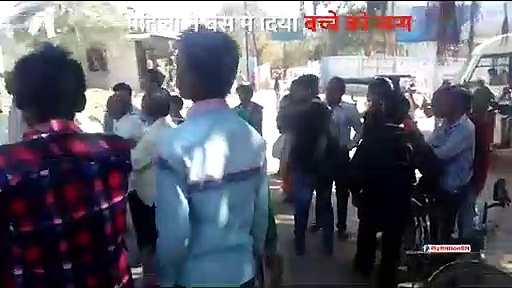 चलती बस में महिला ने दिया बच्ची को जन्म